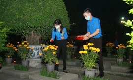 Tuổi trẻ TPHCM thắp nến tri ân Anh hùng liệt sỹ nhân kỷ niệm 45 năm giải phóng miền Nam