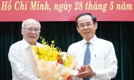 Bí thư Nguyễn Văn Nên trao quyết định nghỉ hưu cho nguyên Trưởng ban Tuyên giáo Thành ủy TPHCM