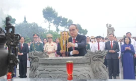 Đoàn đại biểu dự Đại hội Đảng bộ TPHCM dâng hương Anh hùng liệt sỹ