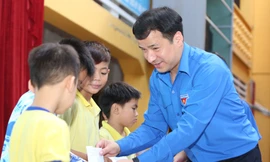Bí thư Trung ương Đoàn Ngô Văn Cương thăm, tặng quà thiếu nhi các mái ấm ở TPHCM