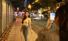 Bạn trẻ 'check-in' khi đêm về ở trạm xe buýt cuốn hút bậc nhất Sài thành