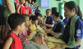 Chiến sỹ Mùa hè xanh tặng quà cho các em thiếu nhi