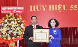 Nguyên Thường trực Ban Bí thư Lê Hồng Anh nhận Huy hiệu 55 năm tuổi Đảng