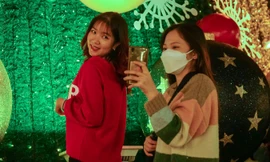 Không khí lạnh hiếm hoi ở TPHCM, giới trẻ thích thú diện áo ấm chụp ảnh Giáng sinh