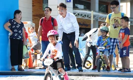 Các em thiếu nhi tham gia trò chơi tại ngày hội