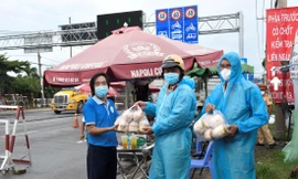 Gửi hàng trăm bánh tét và gần 4 tấn dừa tiếp sức lực lượng tuyến đầu chống dịch tại TPHCM