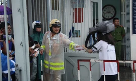 CSGT tặng áo mưa cho sĩ tử rời trường thi trong mưa chiều Sài Gòn