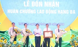 Tròn 3 năm thành lập, 'thành phố trong lòng thành phố' đầu tiên nhận Huân chương Lao động