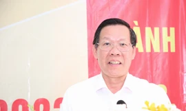 Chủ tịch TPHCM biểu dương đột xuất 8 quận huyện 