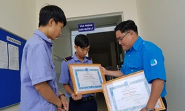 Tặng bằng khen cho hai thanh niên cứu nạn nhân vụ cháy chung cư