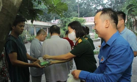 Đoàn viên, thanh niên mang phần ăn sáng đến người bệnh 