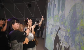 Trình chiếu nghệ thuật đa giác quan cạnh nhà ga Bến Thành 