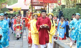 Nghi lễ rước kiệu tiến cúng lễ vật lên các Vua Hùng