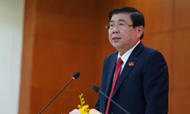 Ông Nguyễn Thành Phong trao đổi với báo giới tại buổi họp báo sau Đại hội Đảng bộ TPHCM lần thứ XI