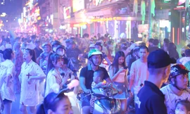 Khách Tây giả ma hù dọa người đi đường ở phố 'Tây ba lô'