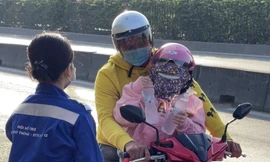 Bạn trẻ TPHCM gieo niềm vui dọc Quốc lộ tại 'Trạm dừng chân nghĩa tình'