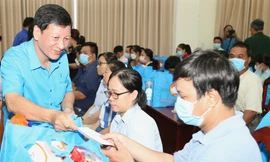 TPHCM tặng quà 1.500 công nhân, gia đình chính sách khó khăn 