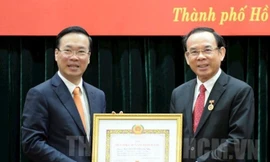 Chủ tịch nước trao Huy hiệu 45 năm tuổi Đảng cho Bí thư Thành ủy TPHCM Nguyễn Văn Nên