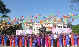 Khoảnh khắc hạnh phúc của 100 cặp đôi trong ngày Quốc khánh