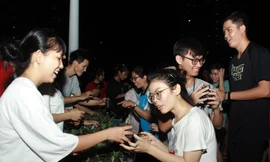 Bạn trẻ tặng cây, gieo nụ cười ở ký túc xá 