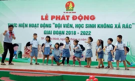 Đội viên, học sinh TPHCM bỏ rác đúng nơi quy định để giảm ngập
