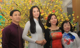 Hoa hậu Tiểu Vy đẹp tinh khôi với áo dài trắng ngày về trường cũ 