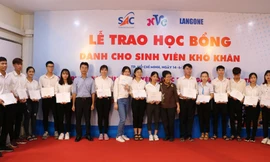 Trao 126 suất học bổng khuyến khích bạn trẻ vượt khó sau đại dịch COVID-19
