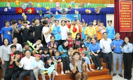 Đem 'Vầng trăng yêu thương' đến với trẻ mồ côi và con công nhân 