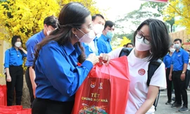 Tặng vé về quê đón Tết cho người lao động, sinh viên, tình nguyện viên tại TPHCM