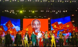 Đan Trường, Hiền Thục hát mừng Tết Độc lập tại phố đi bộ