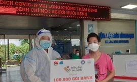 Gửi tặng bánh dinh dưỡng tiếp sức tuyến đầu chống dịch 