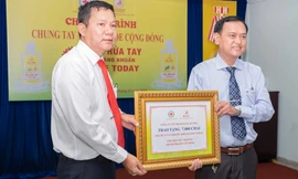 Hội Chữ thập Đỏ TPHCM tiếp nhận 7.000 chai gel kháng khuẩn phòng Covid-19