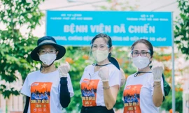 Lý Ngô cùng đồng nghiệp đến thăm, tặng quà động viên các y bác sỹ BV Dã chiến Củ Chi