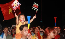 Những khoảnh khắc vỡ oà của người hâm mộ Sài Gòn trên phố đi bộ