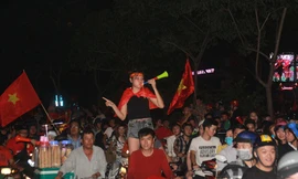 Phố Sài Gòn rầm rập người ăn mừng chiến thắng đến nửa đêm