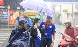 Mưa trắng trời, các bác sỹ tương lai che ô rước học sinh vào phòng thi