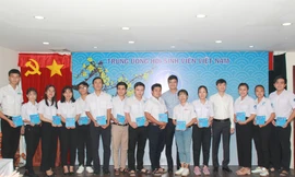 Tặng quà Tết cho cán bộ Đoàn - Hội, cán bộ, nhân viên Cơ quan T.Ư Đoàn phía Nam