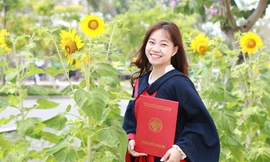 Ra trường đi làm, nhiều bạn trẻ vẫn trở về check-in nơi ghi dấu tuổi thanh xuân