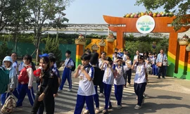 Hàng nghìn bạn nhỏ TPHCM đi du lịch, nhận lì xì ngày giáp Tết