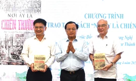Cựu Bí thư Hà Nội tặng TPHCM sách nhật ký chiến trường với nhiều khoảnh khắc 'không bình thường'