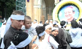 Hàng ngàn giáo dân vấn khăn tang viếng Đức Tổng giám mục Bùi Văn Đọc