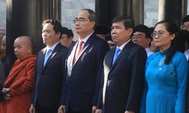 Lãnh đạo Thành ủy TPHCM tham gia nghi thức rước lễ, dâng hương tưởng niệm các Vua Hùng