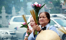 Lên chùa lễ Phật, thỉnh chuông cầu an ngày rằm tháng Giêng