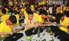 Ngày giáp Tết, bạn trẻ chung tay gói bánh chưng, bánh tét tặng người nghèo 