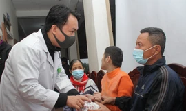 Tiền Phong chia sẻ khó khăn với đông đảo bà con vùng lũ Cẩm Quan 