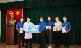 Tặng 400 triệu đồng động viên đội ngũ y tế bệnh viện dã chiến Củ Chi