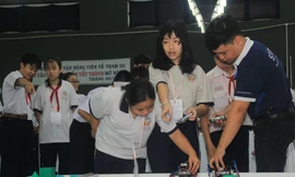 Khi nữ sinh giúp đỡ nam sinh làm… lập trình