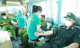 Cán bộ, chiến sĩ cảnh sát cơ động chia sẻ giọt máu nghĩa tình