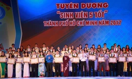 Tuyên dương 102 'Sinh viên 5 tốt' và 113 'Học sinh 3 tích cực'