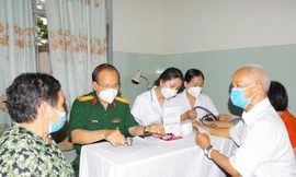 Bác sĩ quân y khám chữa bệnh, tặng thuốc đến bà con nhân dân Bà Rịa-Vũng Tàu